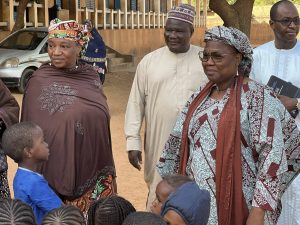 La ministre nigérienne de l'Éducation, Dr Shérif, multiplie les visites surprises dans les écoles de Niamey. Objectif : vérifier l'assiduité et lutter contre l'absentéisme pour la refondation éducative.