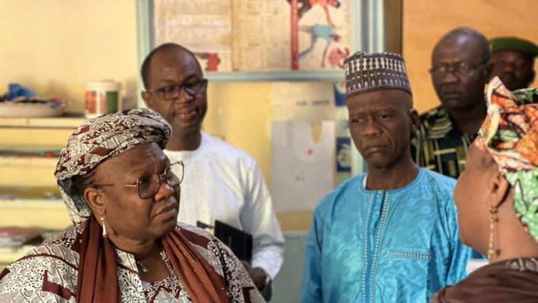 La ministre nigérienne de l'Éducation, Dr Shérif, multiplie les visites surprises dans les écoles de Niamey. Objectif : vérifier l'assiduité et lutter contre l'absentéisme pour la refondation éducative.