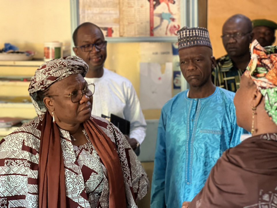 La ministre nigérienne de l'Éducation, Dr Shérif, multiplie les visites surprises dans les écoles de Niamey. Objectif : vérifier l'assiduité et lutter contre l'absentéisme pour la refondation éducative.