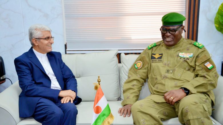 Le Niger et l'Iran renforcent leur coopération sécuritaire. Le Ministre Mohamed Toumba a reçu l'Ambassadeur Ali Tiztak pour discuter d'expertise en anti-drones et cybersécurité.