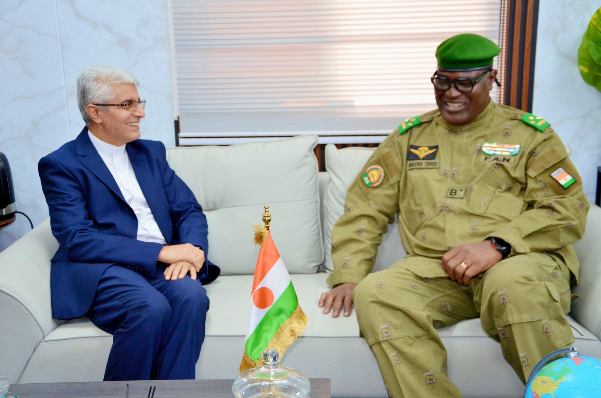 Le Niger et l'Iran renforcent leur coopération sécuritaire. Le Ministre Mohamed Toumba a reçu l'Ambassadeur Ali Tiztak pour discuter d'expertise en anti-drones et cybersécurité.