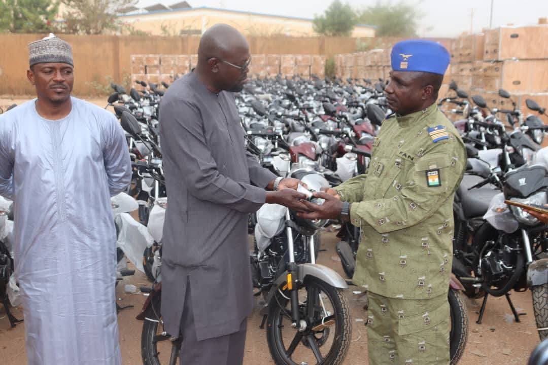 Niger : 158 motos offertes par le Groupe Morey aux FDS pour la sécurité de la RN4. Un fort geste de solidarité nationale.