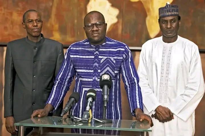 Les ministres des Finances du Mali, Burkina & Niger ont remis à Assimi Goïta les statuts officiels de la BCID-AES → la Banque confédérale