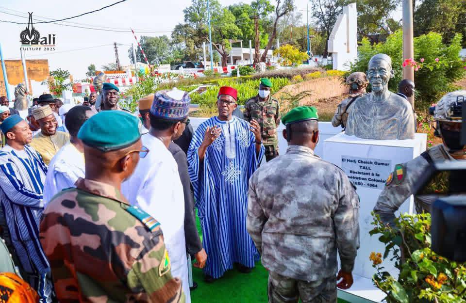 Le Mali poursuit sa refondation symbolique : le Colonel Goïta a inauguré deux places rebaptisées « Mali Cɛbaw » et « Mali Kɛlɛmasaw », en hommage aux héros précoloniaux et résistants, marquant ainsi une rupture définitive avec les symboles coloniaux.