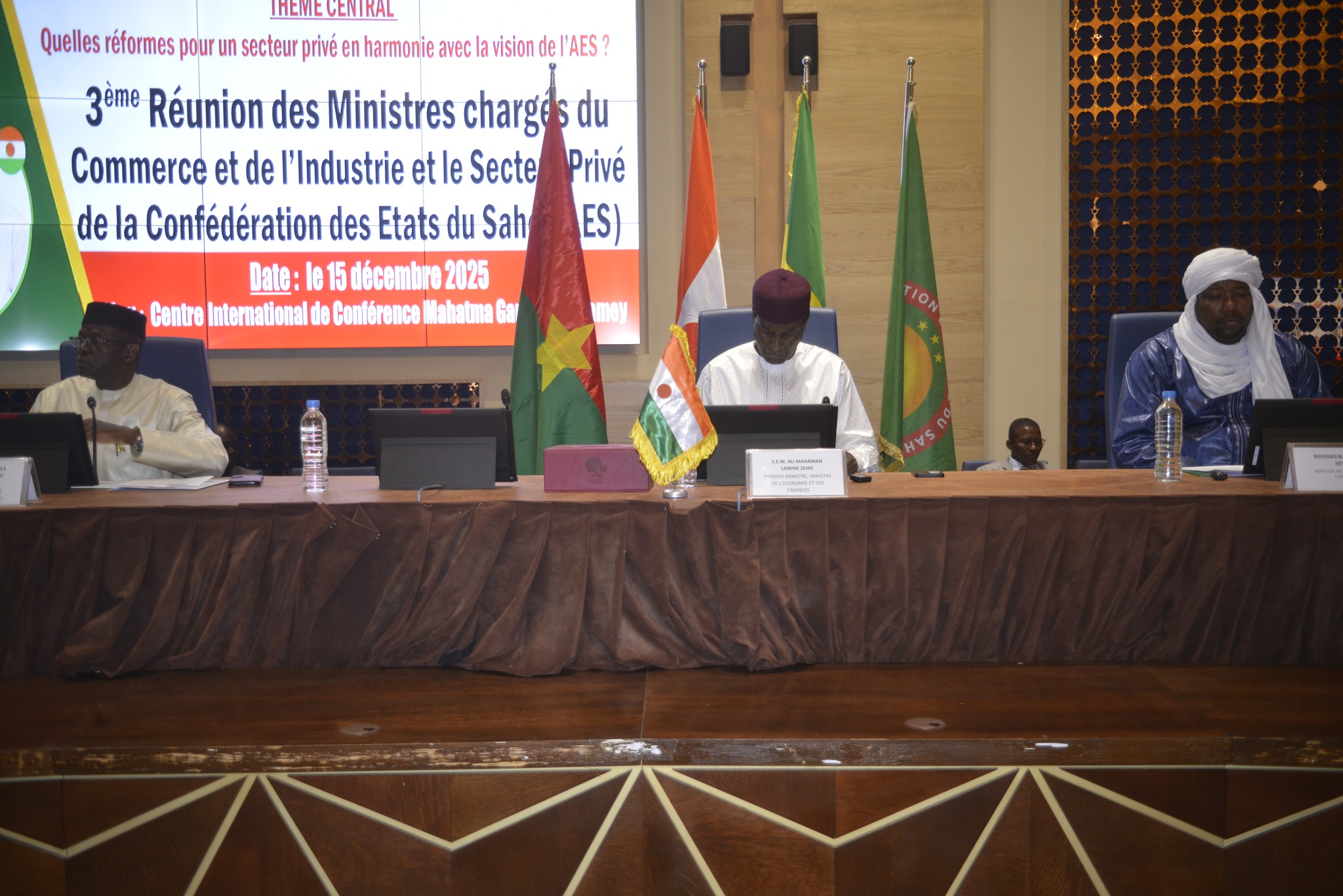 À Niamey, l'AES lance sa 3e réunion ministérielle et sa 1ère foire commerciale. Objectif : booster le « Made in AES » et consolider la souveraineté économique du Burkina, du Mali et du Niger.