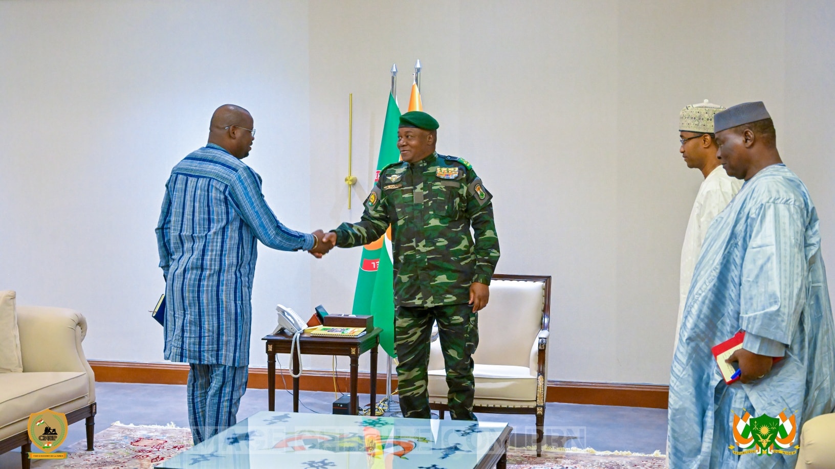 Le Président nigérien Tiani a reçu le ministre burkinabè de la Justice Edasso Rodrigue Bayala en marge de la rentrée judiciaire à Niamey. Cette rencontre symbolise le renforcement de la coopération judiciaire et l'harmonisation des cadres légaux au sein de l'AES.