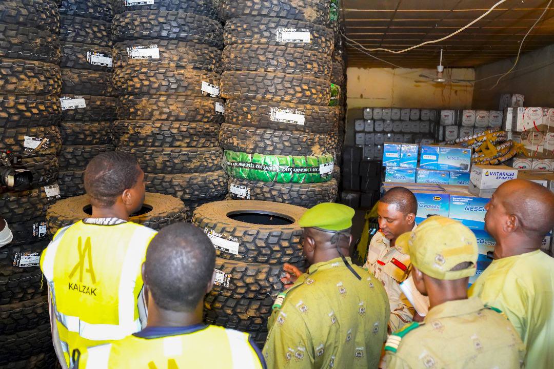 Amélioration de la mobilité et de l'efficacité au Niger : le ministère de l'Intérieur dote les forces de sécurité intérieure de nouveaux véhicules et armements.