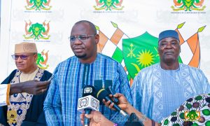 Le Président nigérien Tiani a reçu le ministre burkinabè de la Justice Edasso Rodrigue Bayala en marge de la rentrée judiciaire à Niamey. Cette rencontre symbolise le renforcement de la coopération judiciaire et l'harmonisation des cadres légaux au sein de l'AES.