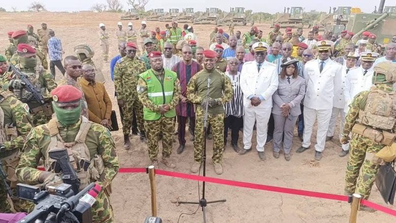 Le président Ibrahim Traoré a lancé les travaux de l'autoroute Ouagadougou-Bobo (332 km). Un projet stratégique financé par les ressources propres du Burkina Faso pour booster l'économie nationale.