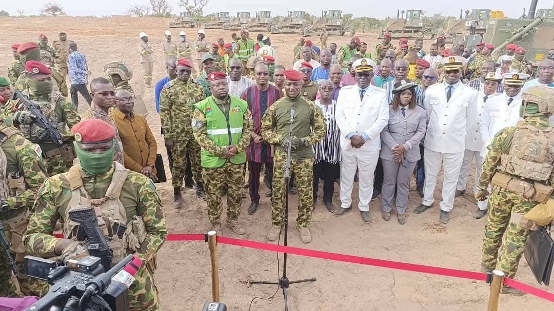 Le président Ibrahim Traoré a lancé les travaux de l'autoroute Ouagadougou-Bobo (332 km). Un projet stratégique financé par les ressources propres du Burkina Faso pour booster l'économie nationale.