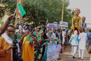 Le Premier ministre Abdoulaye Maïga lance la Biennale 2025 à Tombouctou. Un retour historique de la culture et de la paix dans la cité des 333 saints.