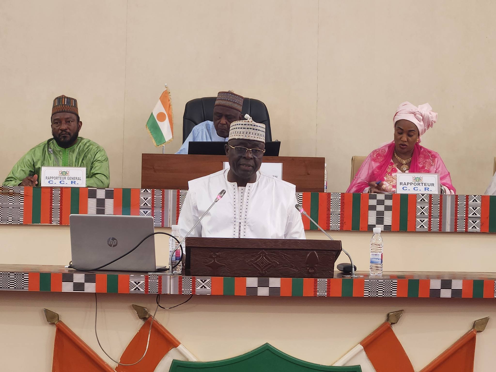 À Niamey, le ministre Mamane Sidi présente le bilan économique du Niger devant le Conseil consultatif pour la refondation. Une gestion rigoureuse au service d'une croissance durable et inclusive.