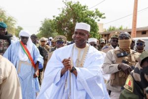 Le Premier ministre Abdoulaye Maïga lance la Biennale 2025 à Tombouctou. Un retour historique de la culture et de la paix dans la cité des 333 saints.