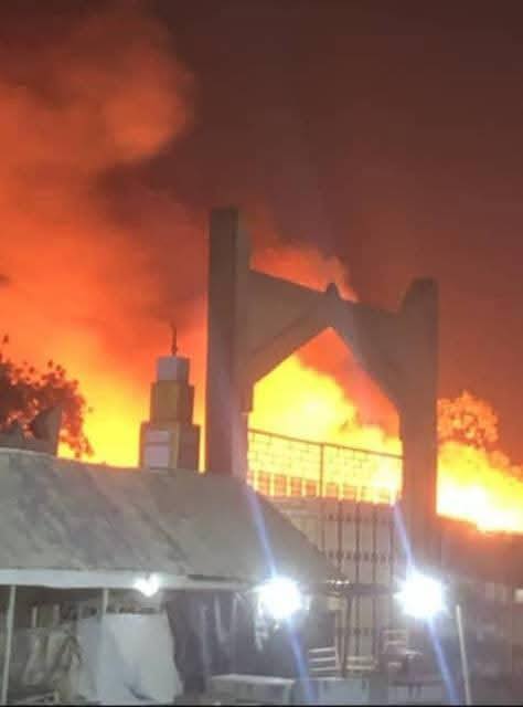 Un incendie dévastateur a ravagé le Grand Marché de Diffa cette nuit. Malgré l'absence de victimes, les pertes matérielles sont colossales. Un drame qui relance le débat sur la sécurité des infrastructures commerciales au Niger.