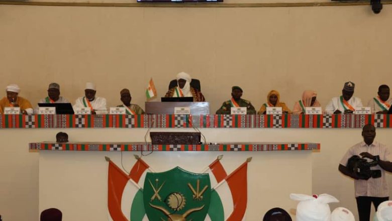 Ouverture à Niamey de la 2e session du CCR. Du 16 au 30 décembre, les membres débattent de la souveraineté et de la refondation de l'État sous l'égide du Dr Djingarey et des autorités municipales.