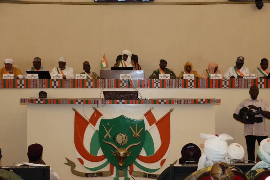 Ouverture à Niamey de la 2e session du CCR. Du 16 au 30 décembre, les membres débattent de la souveraineté et de la refondation de l'État sous l'égide du Dr Djingarey et des autorités municipales.