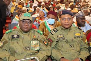 Ouverture à Niamey de la 2e session du CCR. Du 16 au 30 décembre, les membres débattent de la souveraineté et de la refondation de l'État sous l'égide du Dr Djingarey et des autorités municipales.