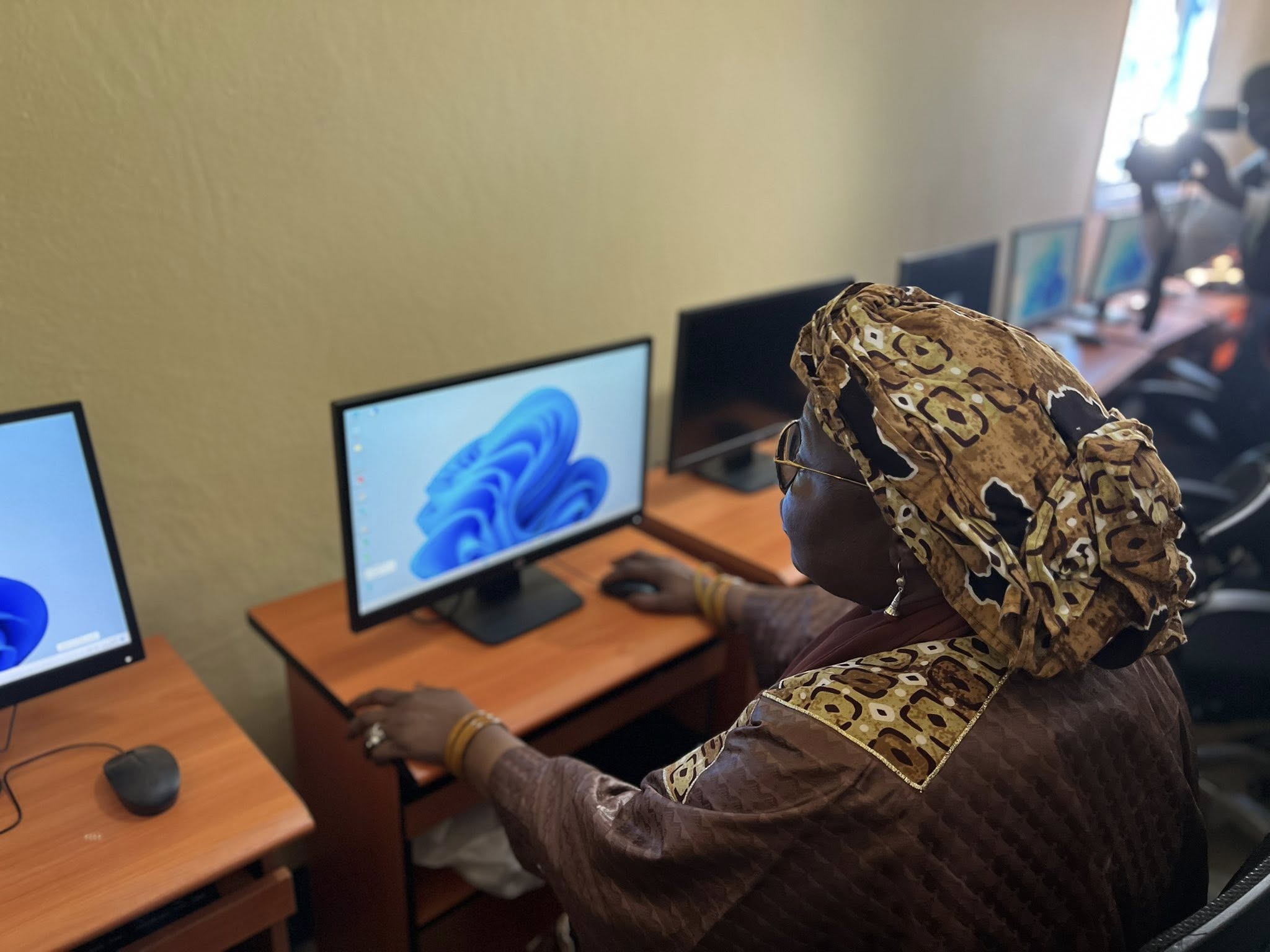 Modernisation scolaire au Niger : le CES Lossogoungou se dote d'infrastructures de pointe incluant énergie solaire et informatique.