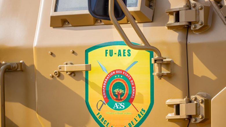 Tournant historique pour le Sahel : le Général Assimi Goïta remet l'étendard à la Force Unifiée de l'AES. Une armée multinationale souveraine pour sécuriser les populations et l'espace de la Confédération.