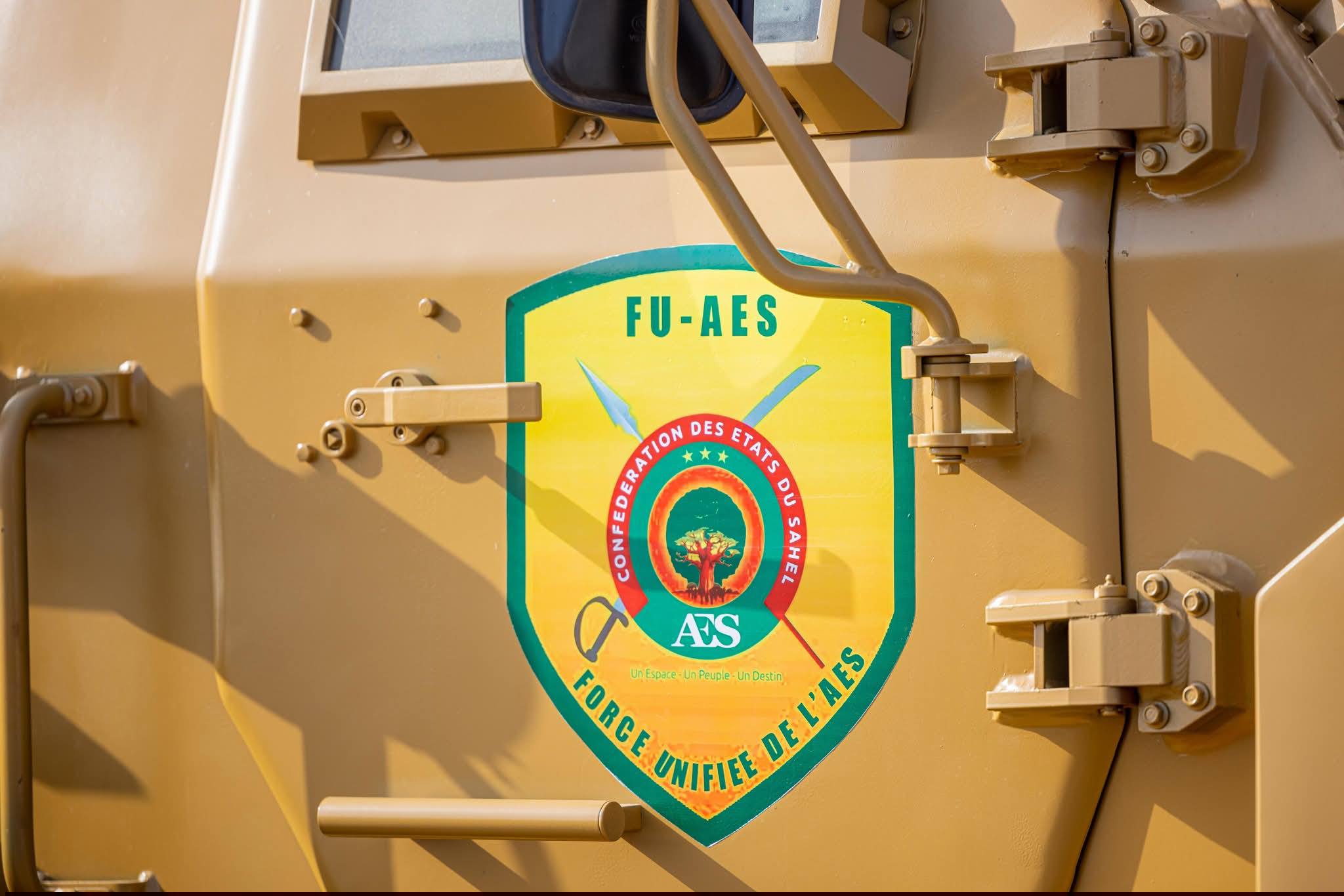 Tournant historique pour le Sahel : le Général Assimi Goïta remet l'étendard à la Force Unifiée de l'AES. Une armée multinationale souveraine pour sécuriser les populations et l'espace de la Confédération.