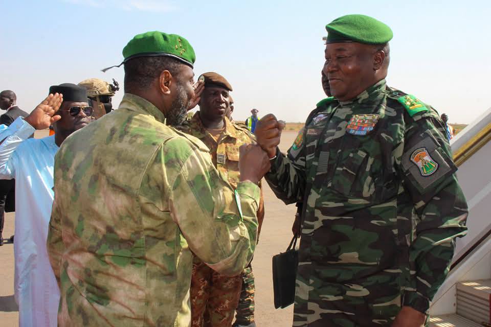 Le Général Abdourahamane Tiani est arrivé à Bamako pour le 2ᵉ sommet de la Confédération AES. Suivez les enjeux de cette rencontre historique entre le Niger, le Mali et le Burkina Faso pour la souveraineté du Sahel.