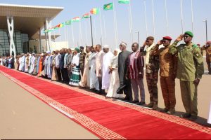Le Général Abdourahamane Tiani est arrivé à Bamako pour le 2ᵉ sommet de la Confédération AES. Suivez les enjeux de cette rencontre historique entre le Niger, le Mali et le Burkina Faso pour la souveraineté du Sahel.