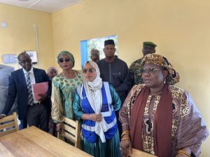 Modernisation scolaire au Niger : le CES Lossogoungou se dote d'infrastructures de pointe incluant énergie solaire et informatique.