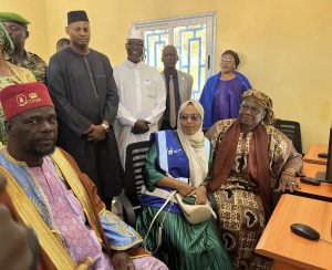 Modernisation scolaire au Niger : le CES Lossogoungou se dote d'infrastructures de pointe incluant énergie solaire et informatique.