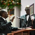 Ouattara s'installe dans son 4e mandat à 83 ans. Analyse de l'investiture d'Abidjan : les promesses d'un nouveau quinquennat et la controverse politique persistante après le scrutin contesté.