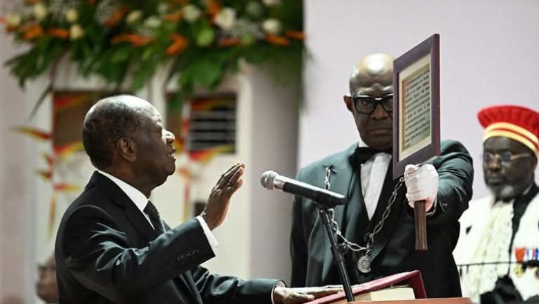 Ouattara s'installe dans son 4e mandat à 83 ans. Analyse de l'investiture d'Abidjan : les promesses d'un nouveau quinquennat et la controverse politique persistante après le scrutin contesté.