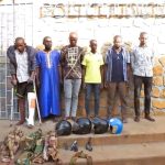 La Police Judiciaire de Niamey démantèle quatre réseaux criminels violents. L'enquête révèle des vols à main armée, des homicides (dont l'assassinat d'une mère de famille) et une filière de vol de véhicules vers le Nigeria.