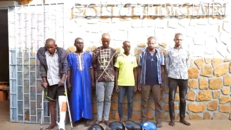 La Police Judiciaire de Niamey démantèle quatre réseaux criminels violents. L'enquête révèle des vols à main armée, des homicides (dont l'assassinat d'une mère de famille) et une filière de vol de véhicules vers le Nigeria.