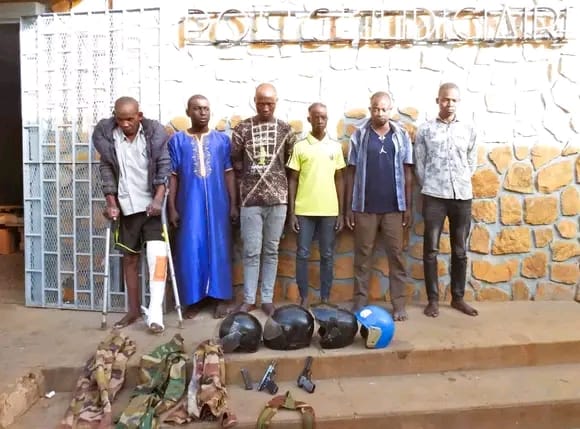 La Police Judiciaire de Niamey démantèle quatre réseaux criminels violents. L'enquête révèle des vols à main armée, des homicides (dont l'assassinat d'une mère de famille) et une filière de vol de véhicules vers le Nigeria.