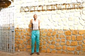 La Police Judiciaire de Niamey démantèle quatre réseaux criminels violents. L'enquête révèle des vols à main armée, des homicides (dont l'assassinat d'une mère de famille) et une filière de vol de véhicules vers le Nigeria.