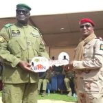 Le général Mohamed Toumba a remis 300 villas à la Garde Nationale à Bangoula. Découvrez les détails de ce programme de 882 logements sociaux avec la BHN au Niger.