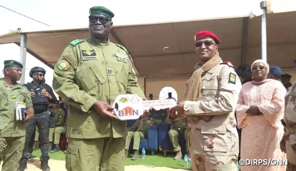 Le général Mohamed Toumba a remis 300 villas à la Garde Nationale à Bangoula. Découvrez les détails de ce programme de 882 logements sociaux avec la BHN au Niger.
