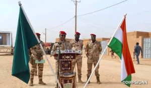 Le général Mohamed Toumba a remis 300 villas à la Garde Nationale à Bangoula. Découvrez les détails de ce programme de 882 logements sociaux avec la BHN au Niger.