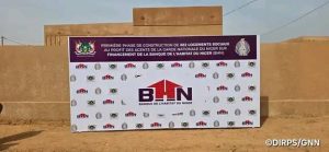 Le général Mohamed Toumba a remis 300 villas à la Garde Nationale à Bangoula. Découvrez les détails de ce programme de 882 logements sociaux avec la BHN au Niger.