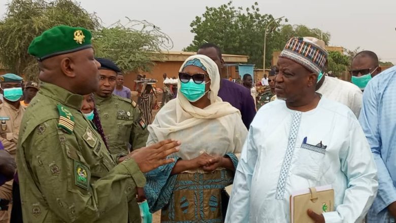 À Tahoua, le gouverneur inspecte les sites d'hébergement et l'abattoir régional pour le Sabre National 2025. Hygiène, confort et hospitalité sont au rendez-vous pour accueillir les délégations du Niger dès le 19 décembre.