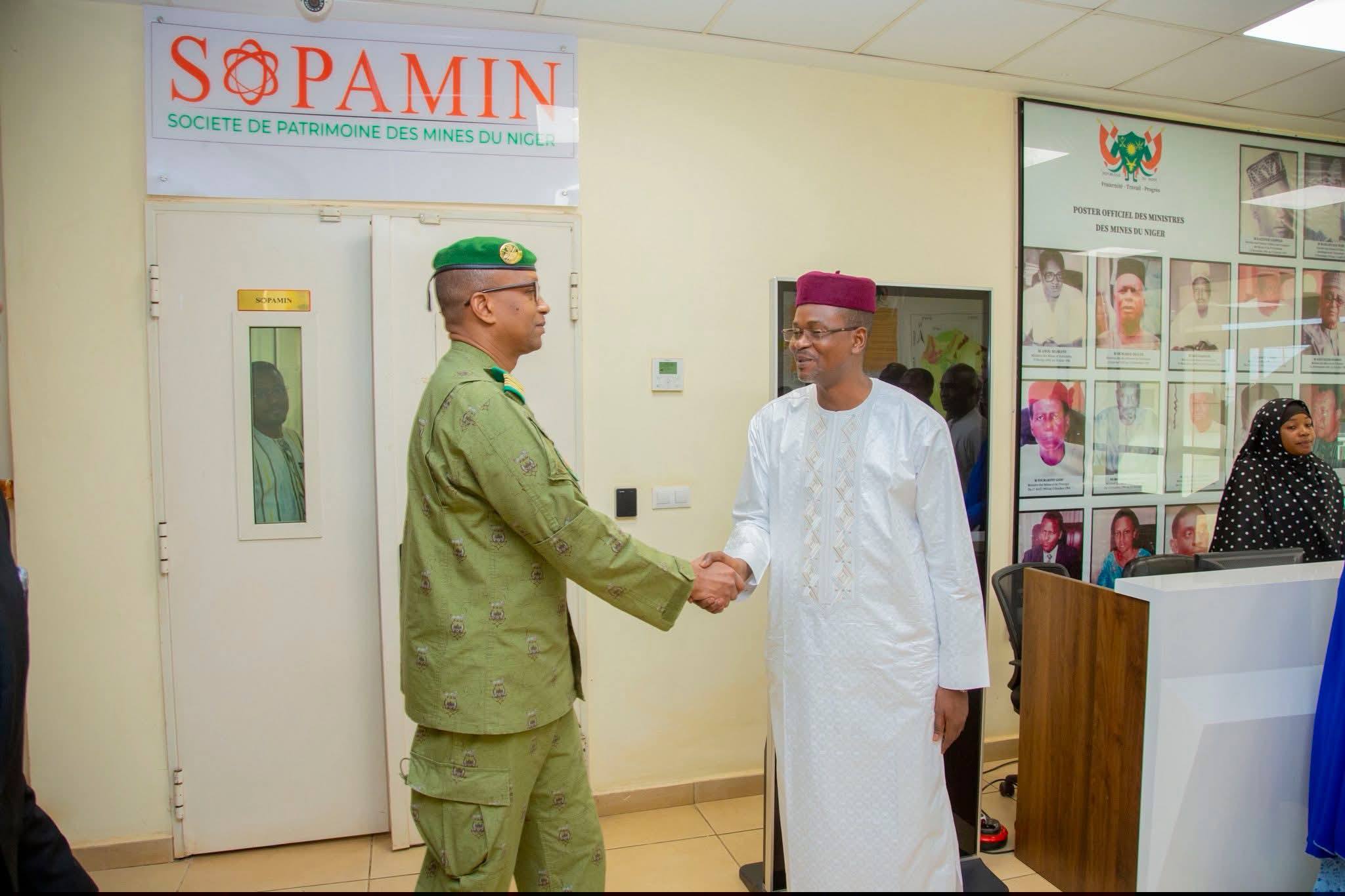 Niger : Le Ministre des Mines en visite la SOPAMIN et MAZUMAWA