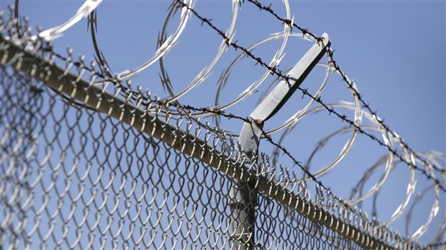 Explosion Mécaniquement Terrasse Cache De Prise électrique Se Glisser Émeute Opt