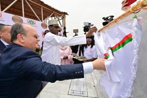 Niamey, 24 mars 2026 – Le Niger franchit une nouvelle étape dans le renforcement de ses capacités énergétiques. Le Premier ministre nigérien, Ali Mahamane Lamine Zeine, et son homologue algérien ont procédé ce matin à la pose de la première pierre de la centrale électrique « Solidarité », un projet énergétique d’une capacité de 40 mégawatts, situé dans la zone de Goro Banda à Niamey. Cette infrastructure s’inscrit dans le cadre du renforcement de la coopération entre le Niger et l’Algérie. Un projet énergétique pour renforcer l’électricité au NigerLa future centrale électrique devrait contribuer à améliorer l’approvisionnement en électricité dans la capitale et ses environs. En effet, le Niger fait face à une demande énergétique en constante augmentation liée à la croissance démographique, au développement urbain et aux activités économiques.Ainsi, la construction de cette centrale vise à renforcer le réseau électrique national et à réduire les difficultés d’accès à l’électricité pour les populations et les entreprises. Ce projet énergétique est considéré comme une infrastructure importante pour soutenir le développement économique et industriel du pays. Une coopération énergétique entre Niamey et AlgerLa pose de la première pierre de la centrale « Solidarité » s’inscrit dans le cadre de la coopération entre le Niger et l’Algérie, à travers les mécanismes bilatéraux qui unissent les deux pays. Ce projet est le résultat de plusieurs échanges et engagements entre les autorités nigériennes et algériennes visant à développer des projets communs dans les domaines stratégiques.Le secteur de l’énergie apparaît aujourd’hui comme l’un des axes majeurs de la coopération entre les deux pays, aux côtés des infrastructures, des télécommunications et du secteur pétrolier. Un projet inscrit dans une vision de souveraineté énergétiqueAu Niger, les autorités mettent en avant la nécessité de renforcer la souveraineté énergétique du pays en développant la production locale d’électricité et en diversifiant les sources d’énergie. La construction de nouvelles centrales électriques fait partie de cette stratégie visant à améliorer l’accès à l’électricité et à soutenir la croissance économique.La centrale « Solidarité » vient ainsi s’ajouter aux projets énergétiques en cours dans le pays et devrait contribuer à améliorer la stabilité du réseau électrique national. Un symbole du partenariat stratégique Niger–AlgérieCette centrale incarne aussi le symbole du partenariat entre le Niger et l’Algérie. La coopération entre les deux pays se renforce progressivement dans plusieurs secteurs : énergie, infrastructures, télécommunications et formation.Cette nouvelle infrastructure énergétique illustre la volonté des deux États de développer des projets concrets et structurants dans le cadre de leur coopération bilatérale.En définitive, la construction de la centrale électrique « Solidarité » marque une étape décisive dans les relations entre Niamey et Alger, tout en représentant un projet majeur pour améliorer l’accès à l’électricité au Niger.