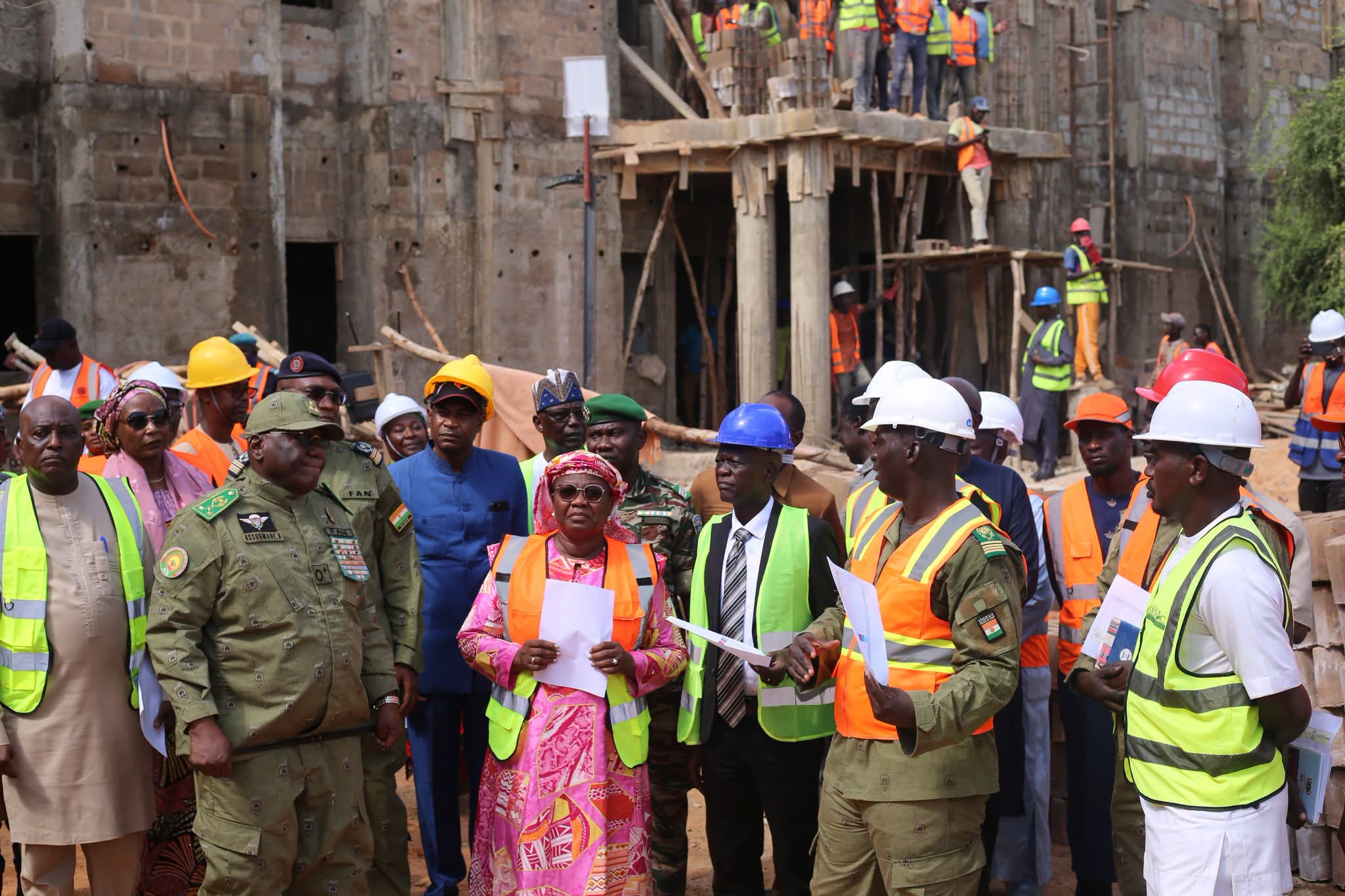 La ministre de l’Éducation, Elisabeth Shérif, inspecte le chantier du Collège scientifique de Niamey