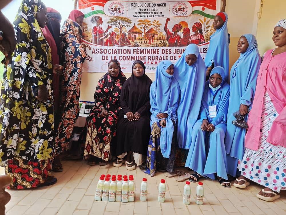 Tirmini : des jeunes filles offrent 100 bidons de savon aux centres de soins