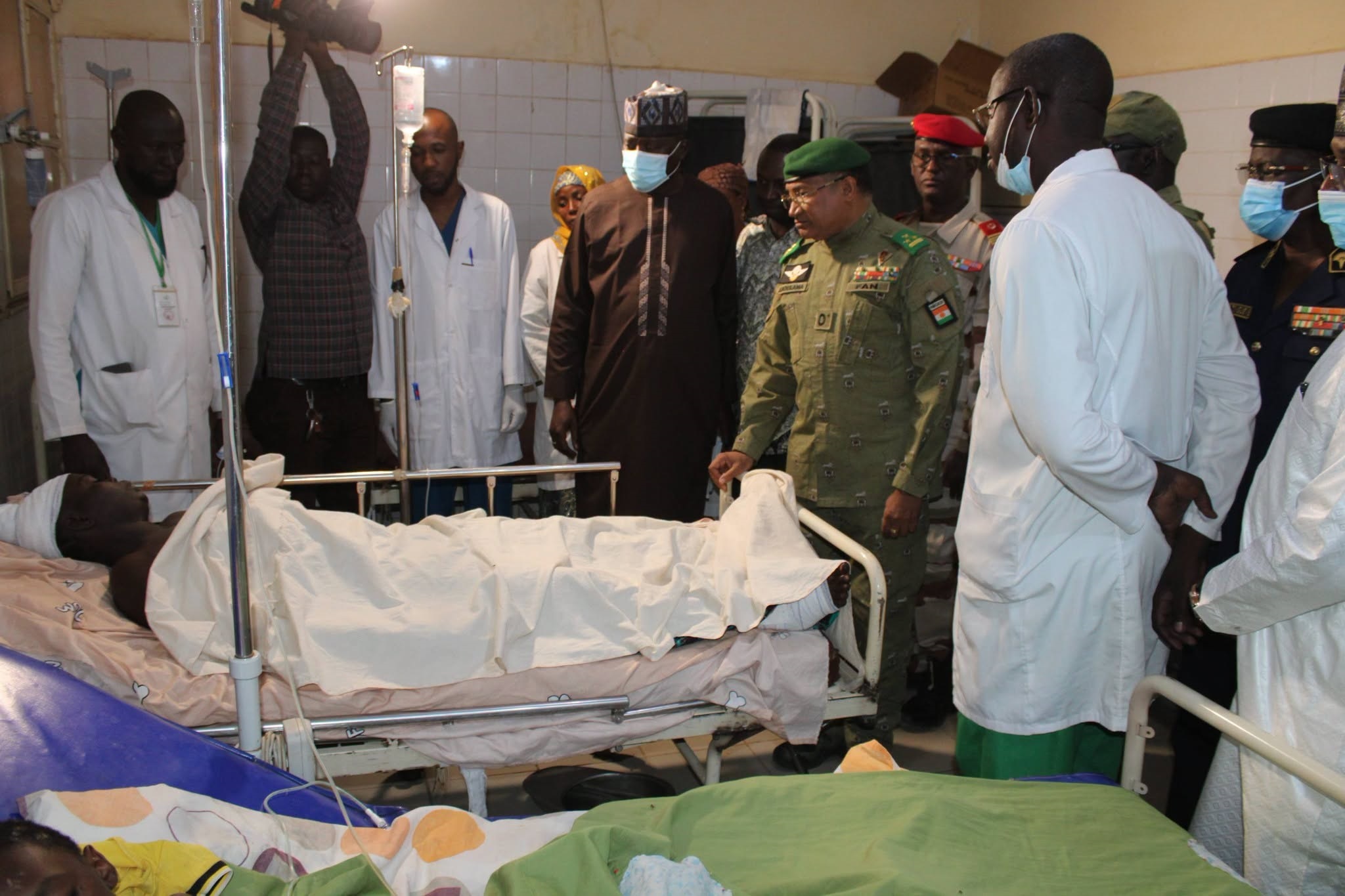 Agadez : Ibra Boulama Issa rend visite aux blessés de l’attaque de bus SONITRAV